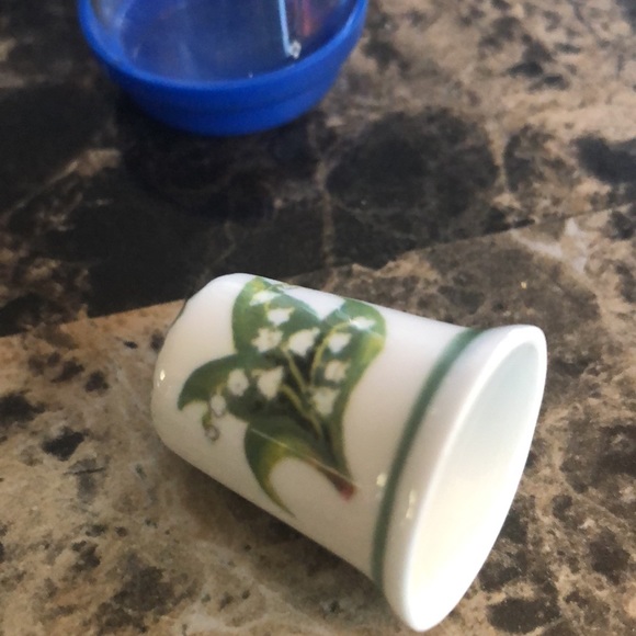 Norfolk Fine China thimble and a vintage thimble - Picture 2 of 8